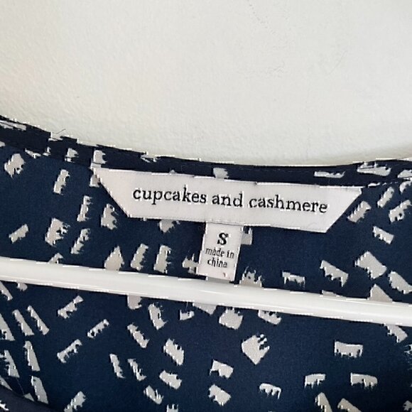 CUPCAKES AND CASHMERE STITCH FIX Lisbon Cold Shoulder Top Navy Blue White Boho S - Picture 5 of 12